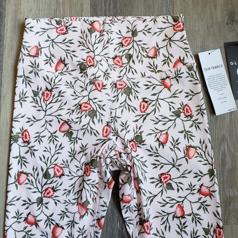 NWT GLYDER SULTRY LEGGING PRINT STRAWBERRY VINES. - Picture 5 of 10